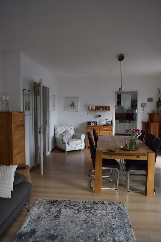 Michaela Hain Immobilien - Wohnung Wohnzimmer mit großflächiger LED