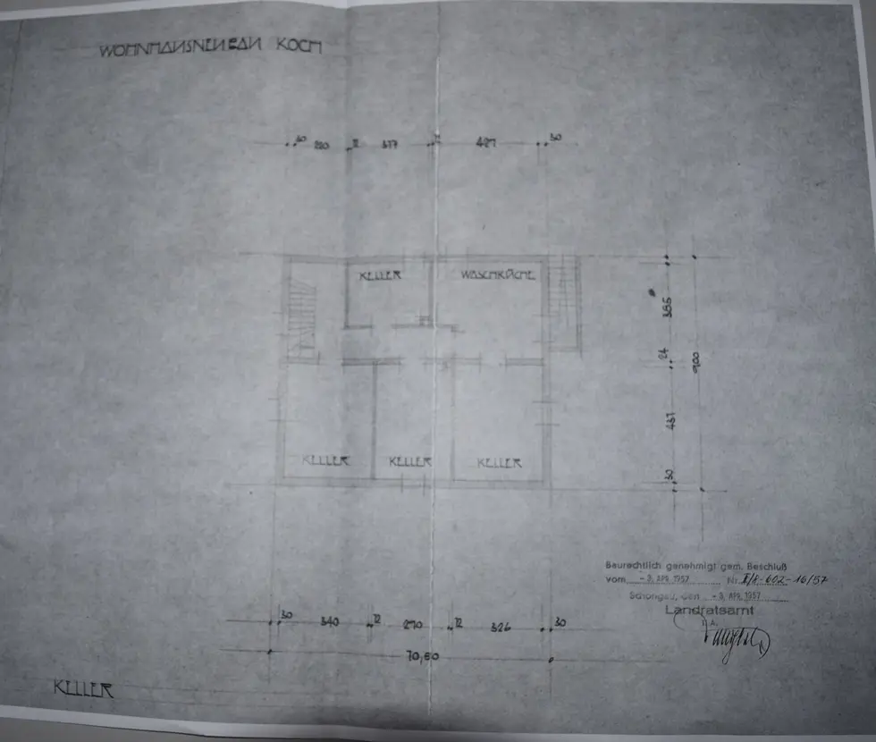 Michaela Hain Immobilien - Wohnung Wohnzimmer mit großer LED, Balkonblick