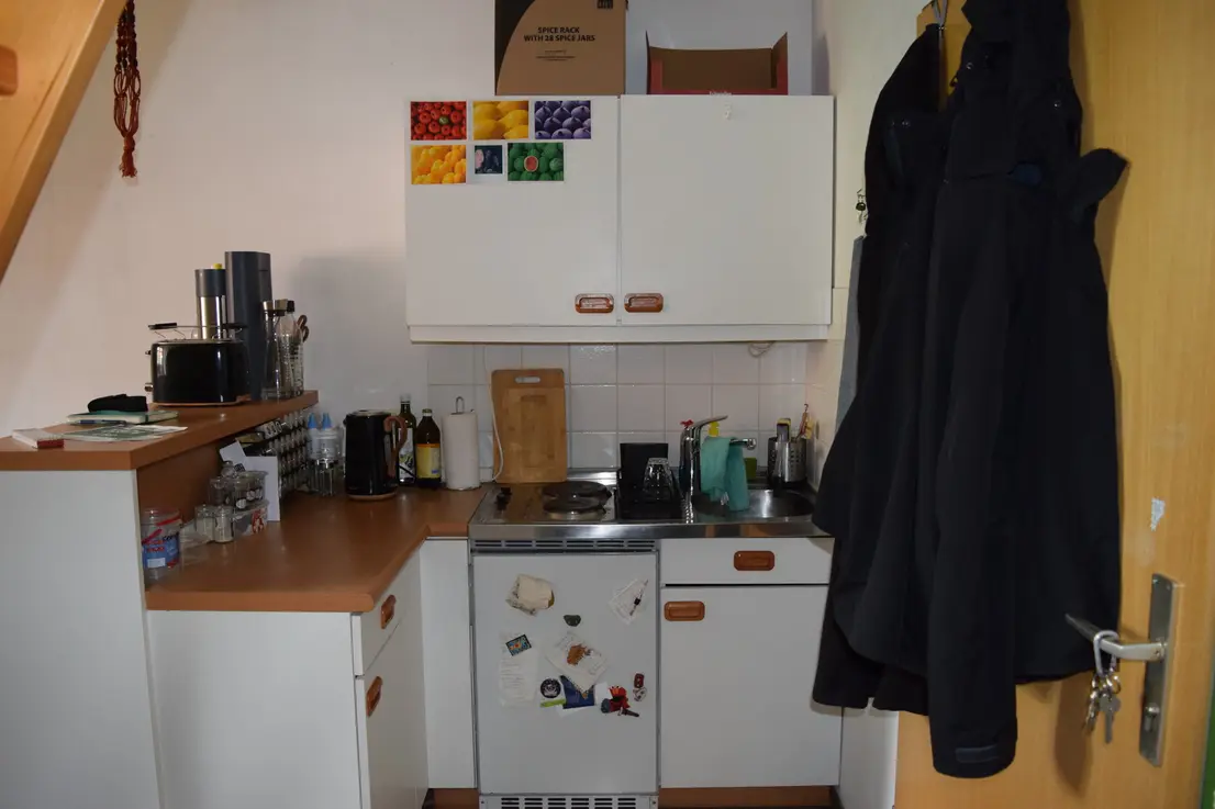 Michaela Hain Immobilien - Wohnung Wohnzimmer mit großer LED, Balkonblick