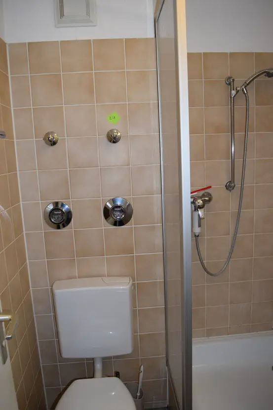 Michaela Hain Immobilien - Wohnung Wohnzimmer mit großer LED, Balkonblick