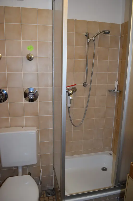 Michaela Hain Immobilien - Wohnung Wohnzimmer mit großer LED, Balkonblick