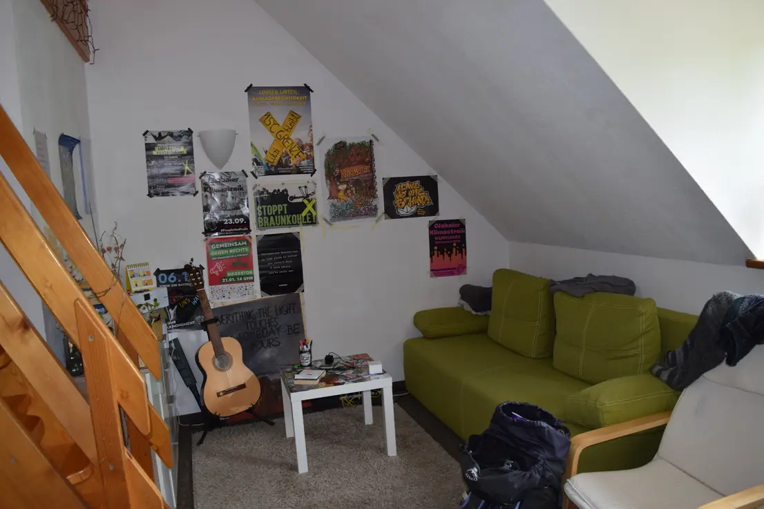 Michaela Hain Immobilien - Wohnung Wohnzimmer mit großer LED, Balkonblick