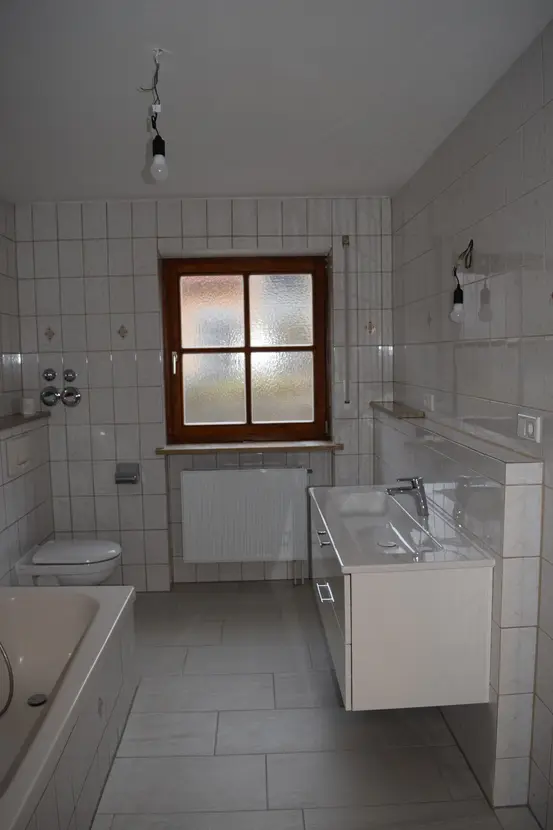 Michaela Hain Immobilien - Wohnung Wohnzimmer mit großer LED, Balkonblick