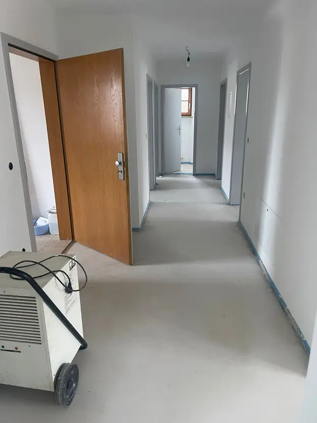 Michaela Hain Immobilien - Wohnung Wohnzimmer mit großer LED, Balkonblick