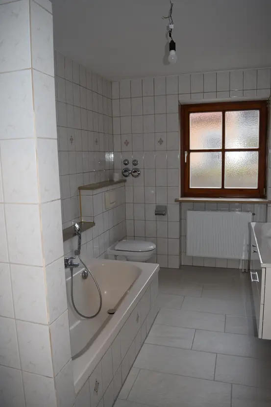 Michaela Hain Immobilien - Wohnung Wohnzimmer mit großer LED, Balkonblick