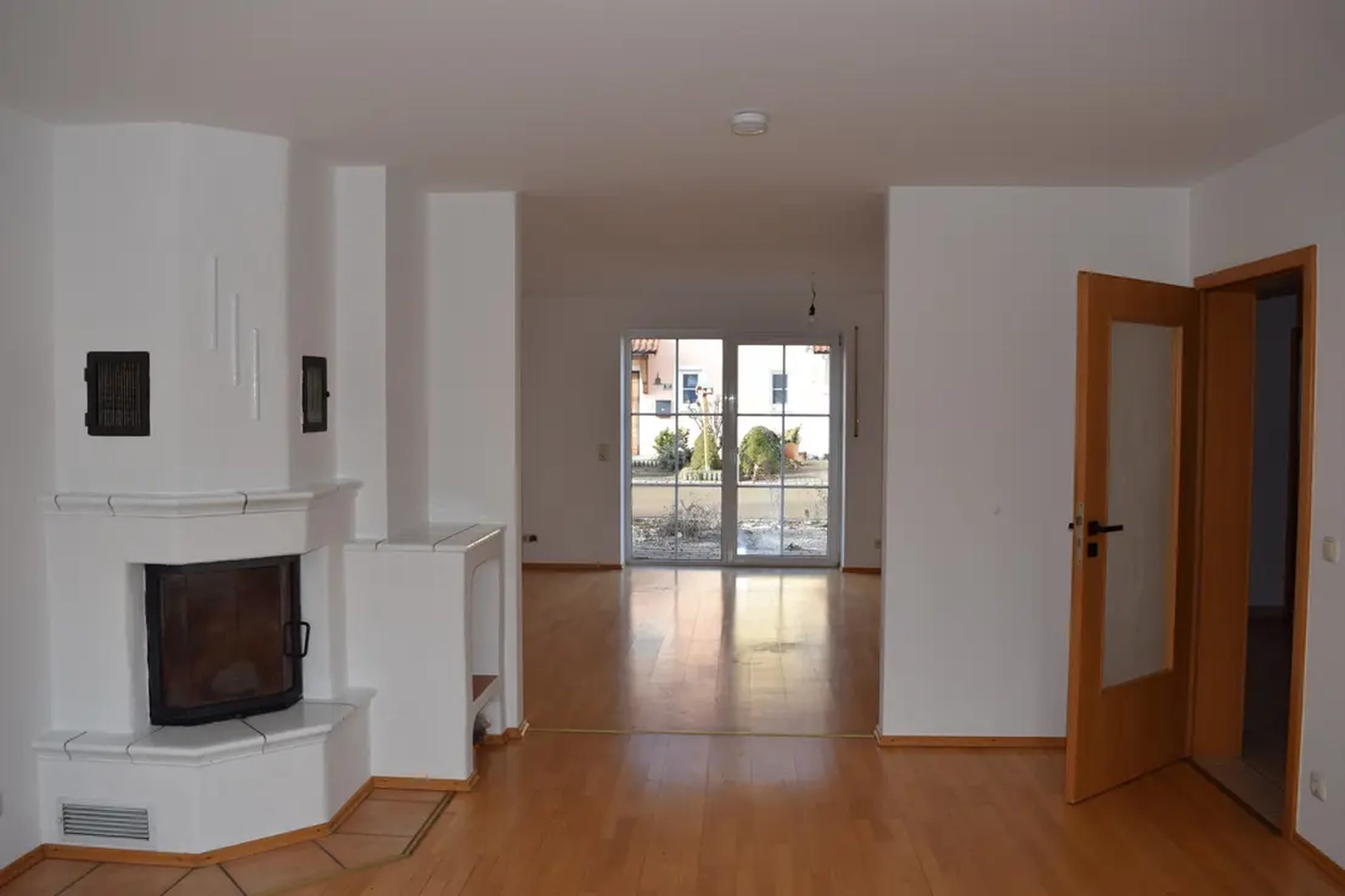 Michaela Hain Immobilien - Wohnung Wohnzimmer mit großer LED, Balkonblick