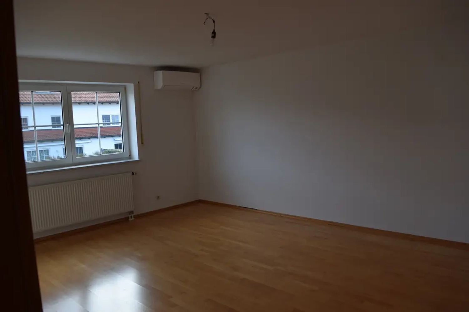 Michaela Hain Immobilien - Wohnung Wohnzimmer mit großer LED, Balkonblick