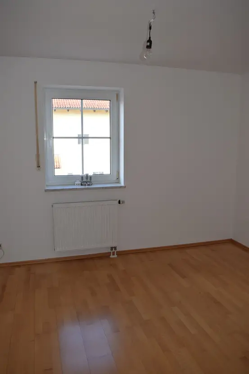 Michaela Hain Immobilien - Wohnung Wohnzimmer mit großer LED, Balkonblick