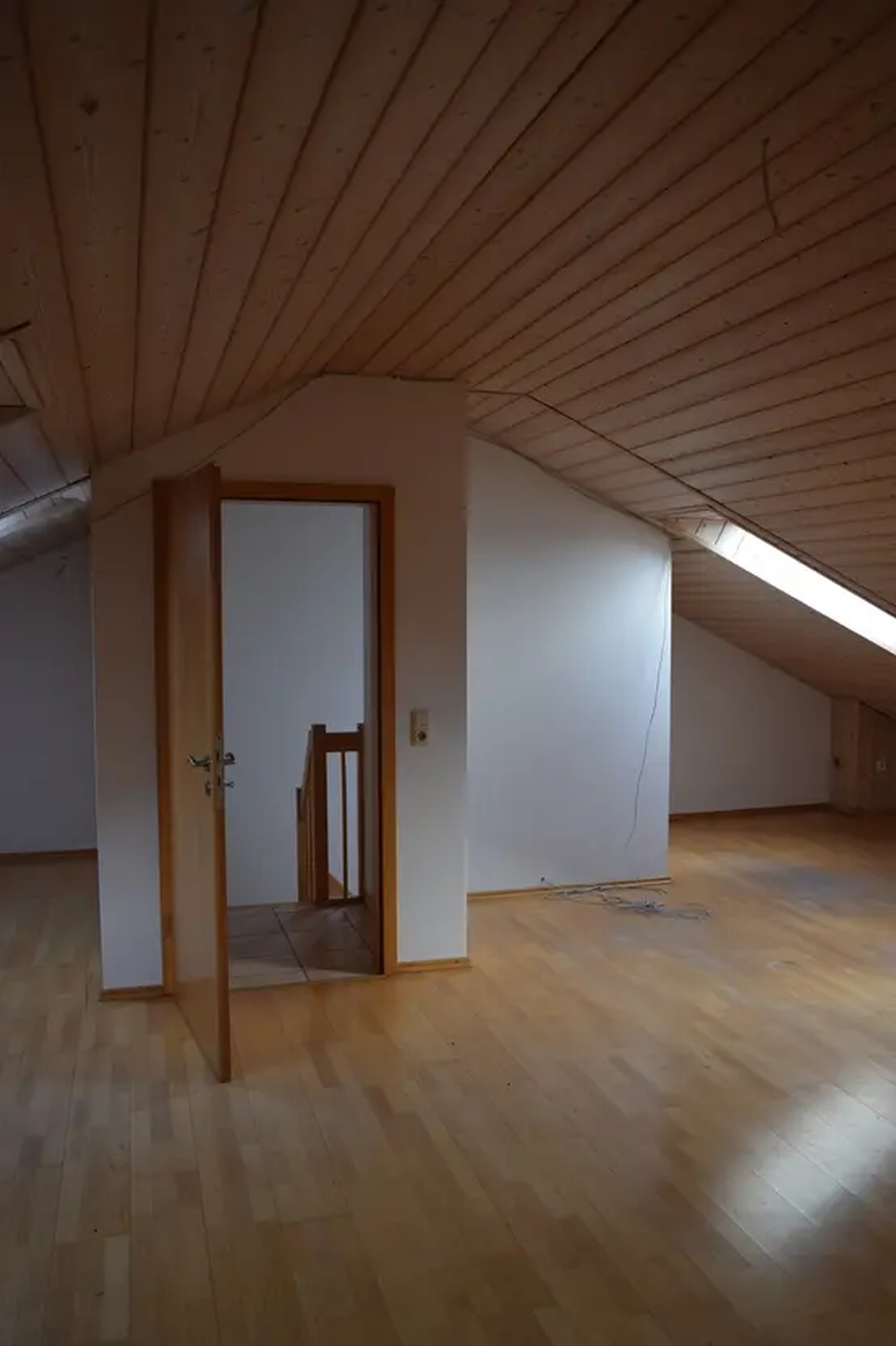 Michaela Hain Immobilien - Wohnung Wohnzimmer mit großer LED, Balkonblick