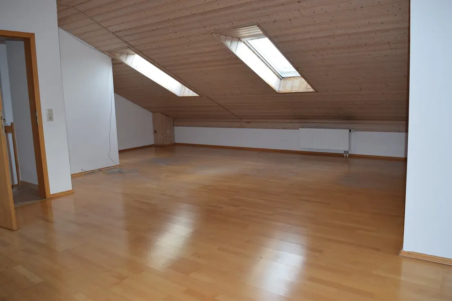 Michaela Hain Immobilien - Wohnung Wohnzimmer mit großer LED, Balkonblick