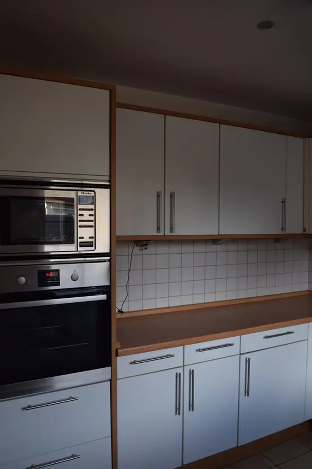 Michaela Hain Immobilien - Wohnung Wohnzimmer mit großer LED, Balkonblick