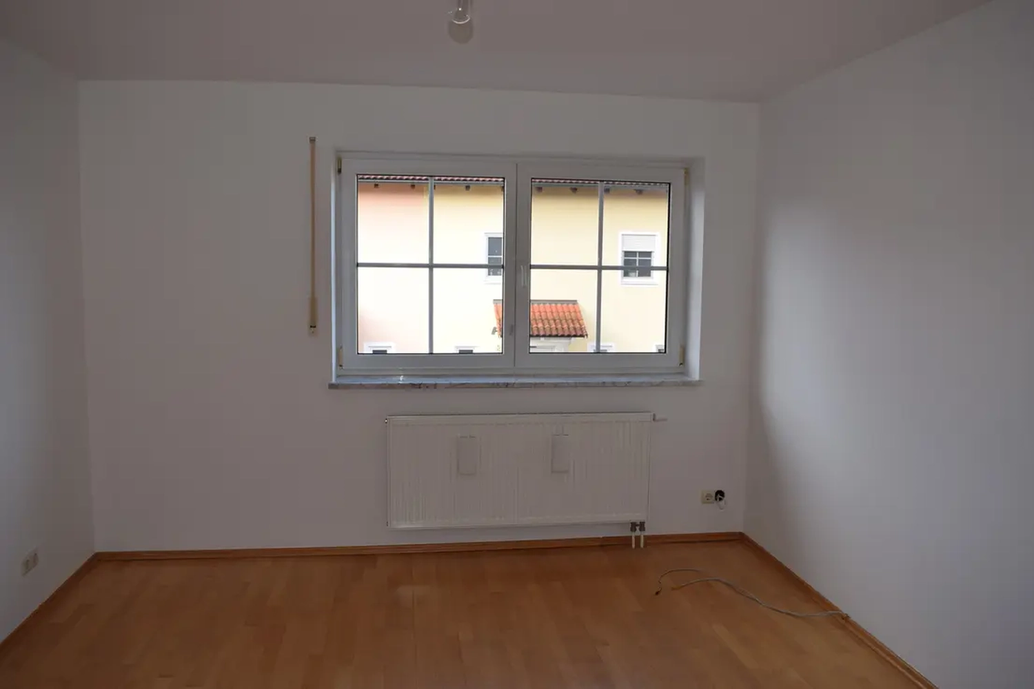 Michaela Hain Immobilien - Wohnung Wohnzimmer mit großer LED, Balkonblick