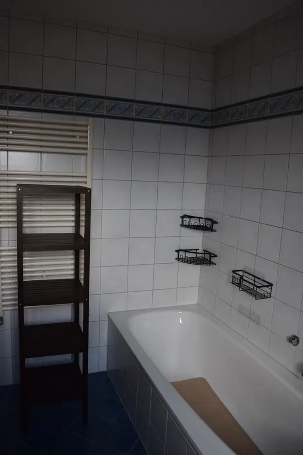 Michaela Hain Immobilien - Wohnung Wohnzimmer mit großer LED, Balkonblick