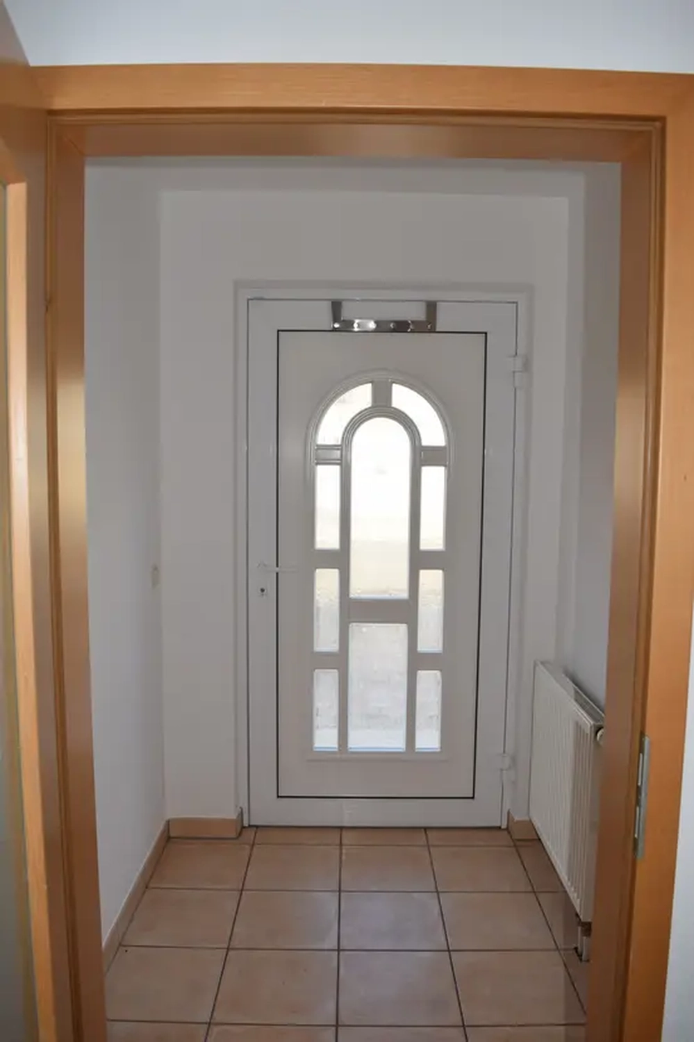 Michaela Hain Immobilien - Wohnung Wohnzimmer mit großer LED, Balkonblick