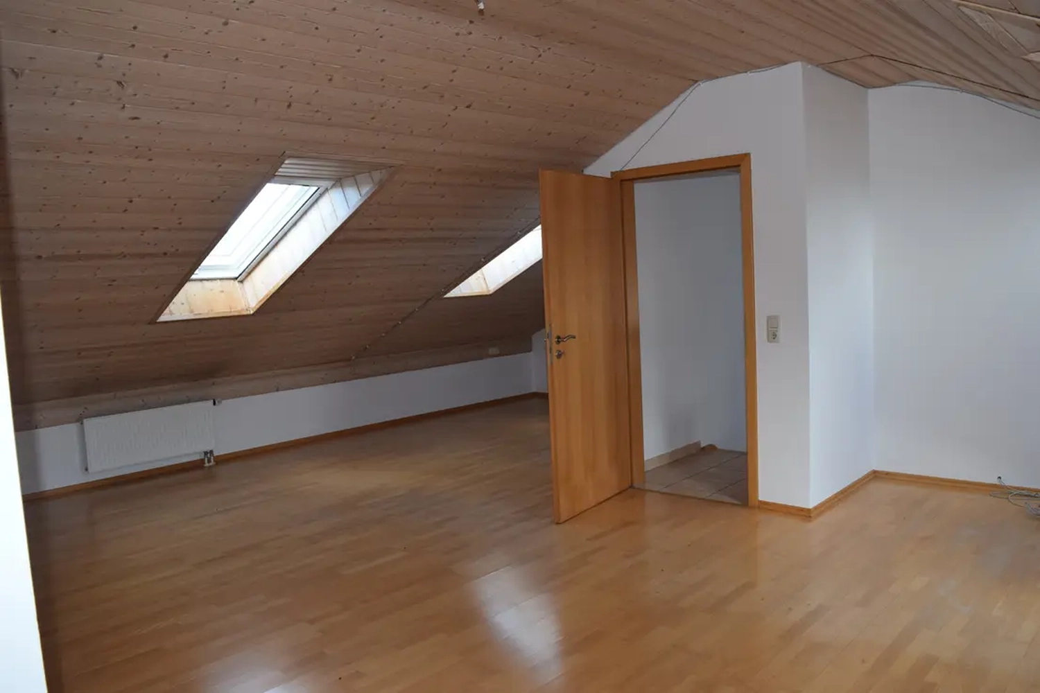 Michaela Hain Immobilien - Wohnung Wohnzimmer mit großer LED, Balkonblick