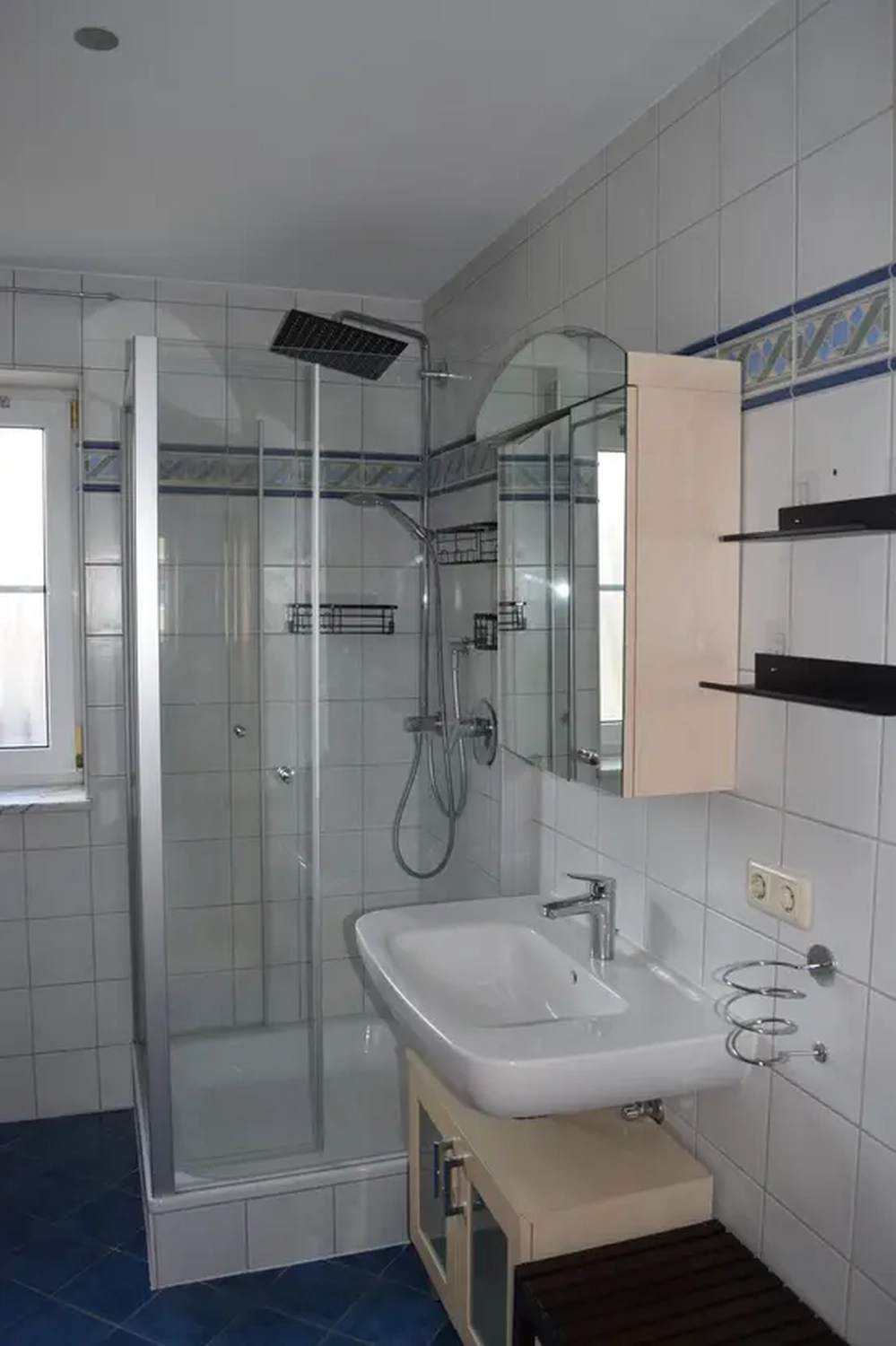 Michaela Hain Immobilien - Wohnung Wohnzimmer mit großer LED, Balkonblick