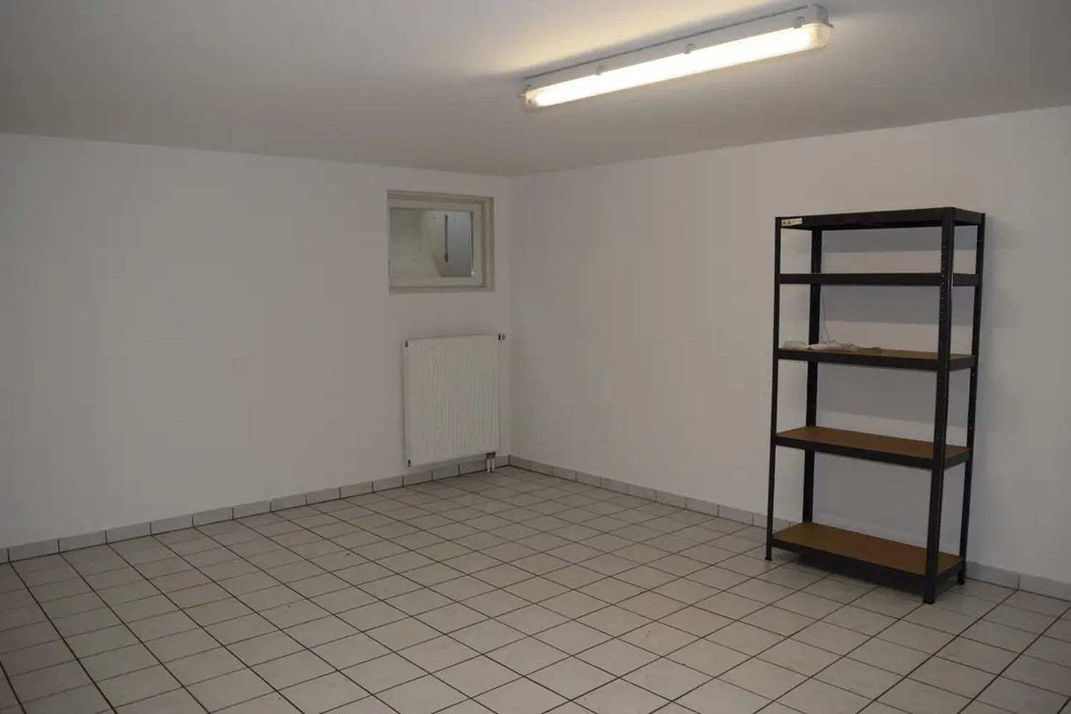 Michaela Hain Immobilien - Wohnung Wohnzimmer mit großer LED, Balkonblick