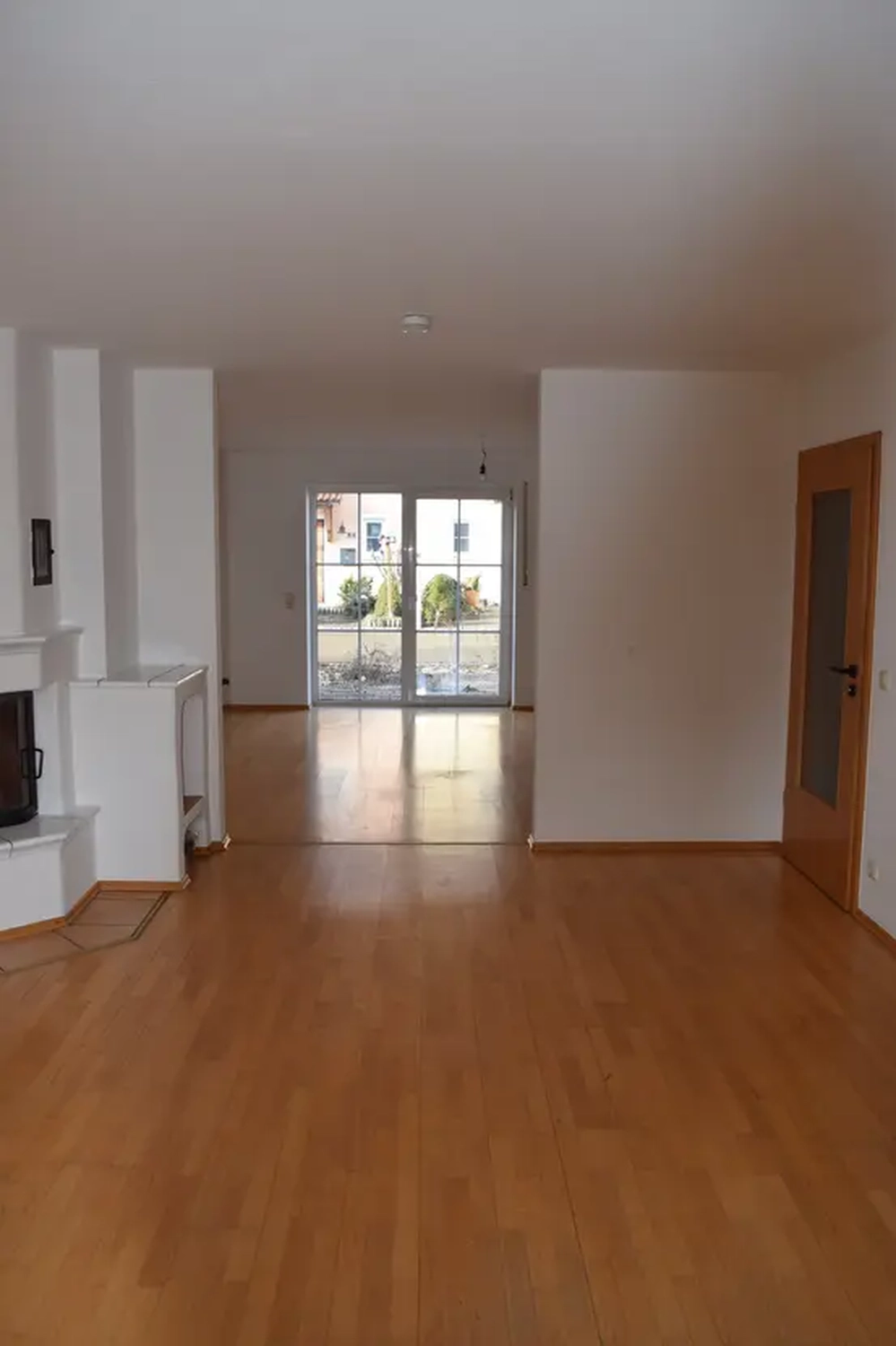 Michaela Hain Immobilien - Wohnung Wohnzimmer mit großer LED, Balkonblick