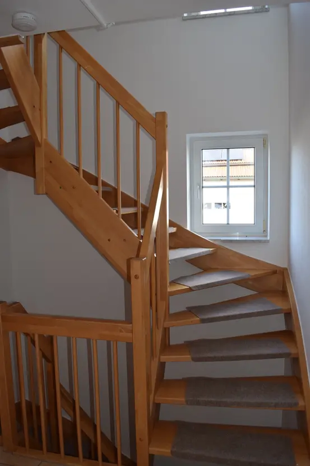 Michaela Hain Immobilien - Wohnung Wohnzimmer mit großer LED, Balkonblick