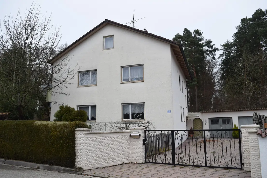 Michaela Hain Immobilien - Badewanne und Waschbecken