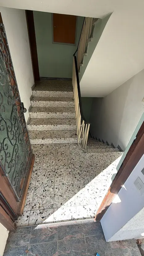 Michaela Hain Immobilien - Wohnung Wohnzimmer mit großer LED, Balkonblick