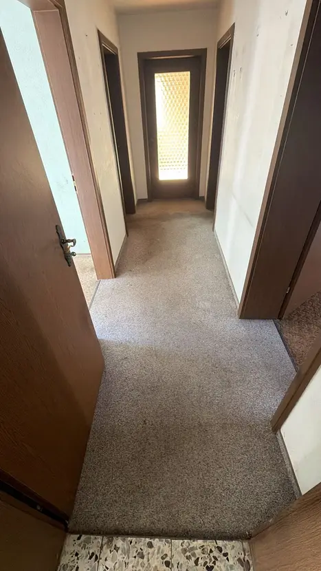 Michaela Hain Immobilien - Wohnung Wohnzimmer mit großer LED, Balkonblick