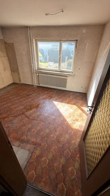 Michaela Hain Immobilien - Wohnung Wohnzimmer mit großer LED, Balkonblick