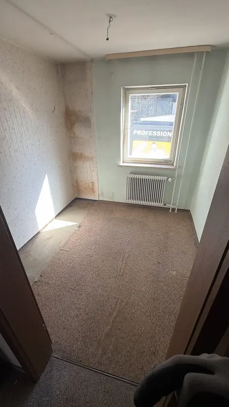 Michaela Hain Immobilien - Wohnung Wohnzimmer mit großer LED, Balkonblick