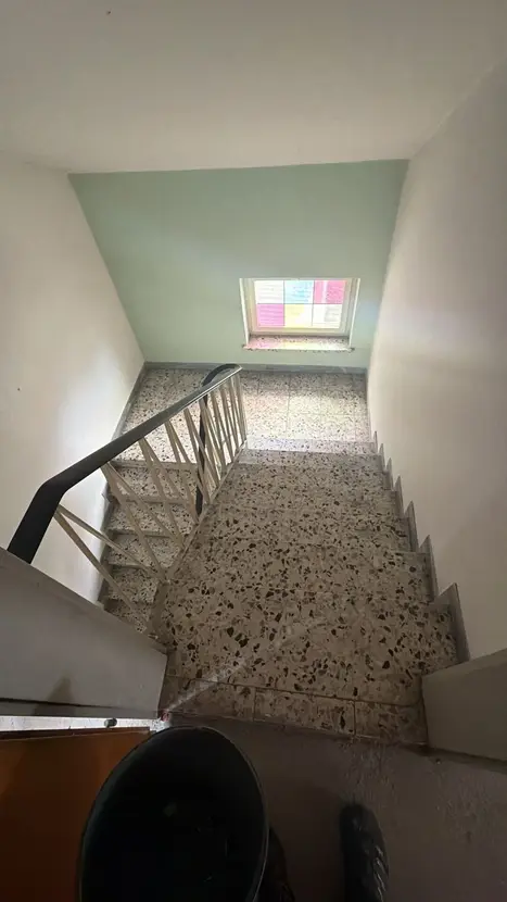 Michaela Hain Immobilien - Wohnung Wohnzimmer mit großer LED, Balkonblick