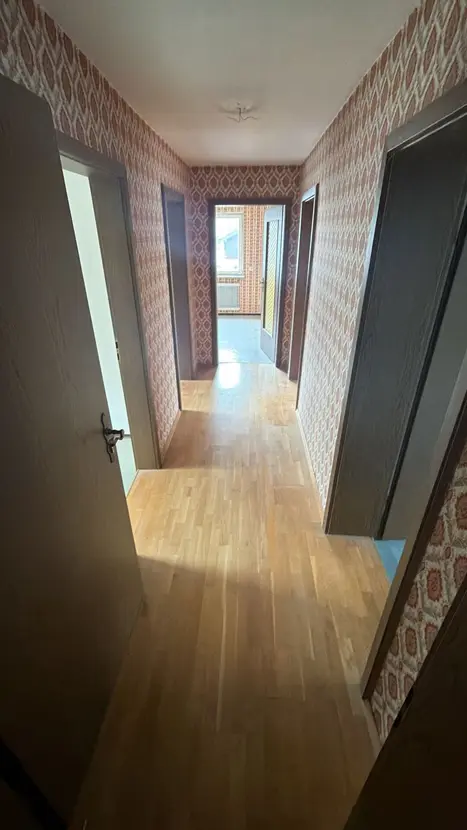 Michaela Hain Immobilien - Wohnung Wohnzimmer mit großer LED, Balkonblick