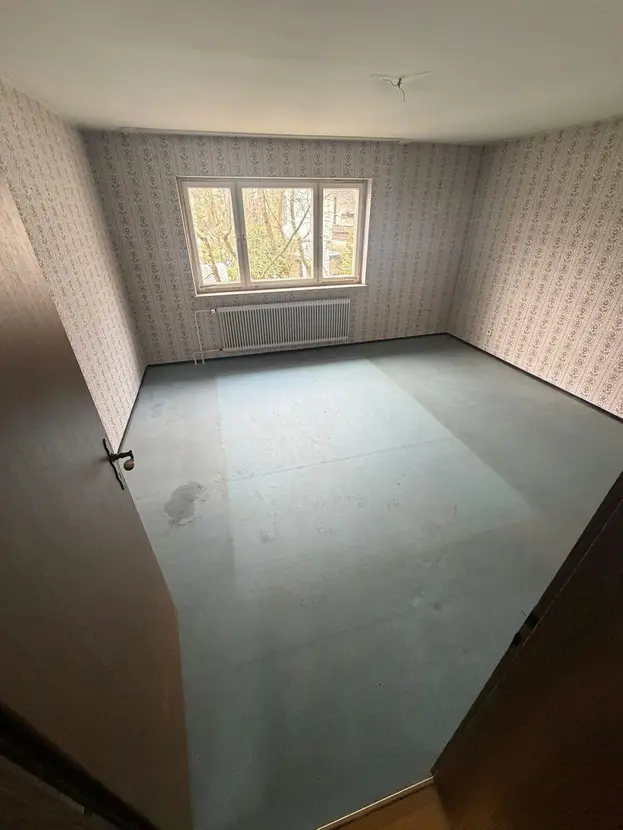 Michaela Hain Immobilien - Wohnung Wohnzimmer mit großer LED, Balkonblick