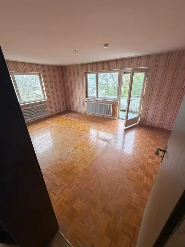 Michaela Hain Immobilien - Wohnung Wohnzimmer mit großer LED, Balkonblick