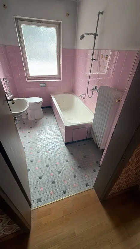 Michaela Hain Immobilien - Wohnung Wohnzimmer mit großer LED, Balkonblick