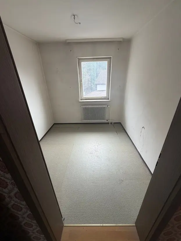 Michaela Hain Immobilien - Wohnung Wohnzimmer mit großer LED, Balkonblick