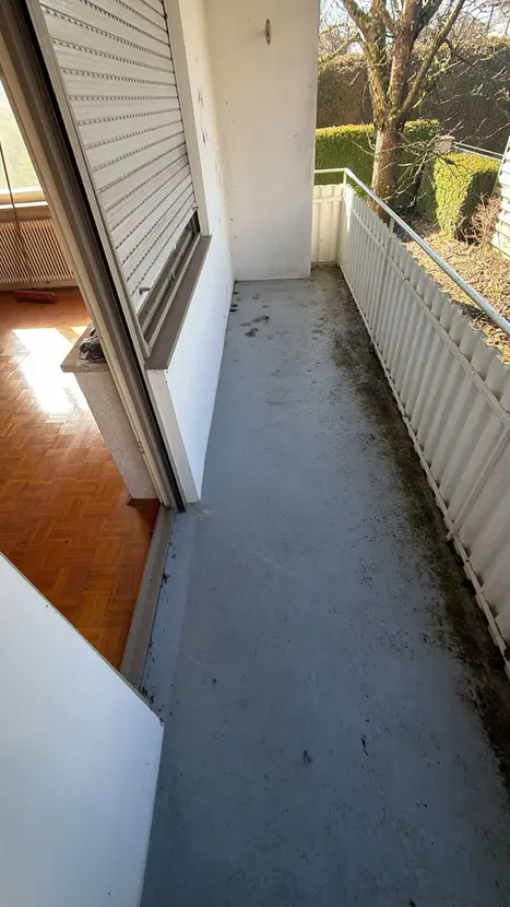 Michaela Hain Immobilien - Wohnung Wohnzimmer mit großer LED, Balkonblick