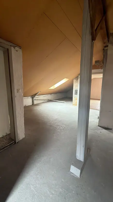 Michaela Hain Immobilien - Wohnung Wohnzimmer mit großer LED, Balkonblick