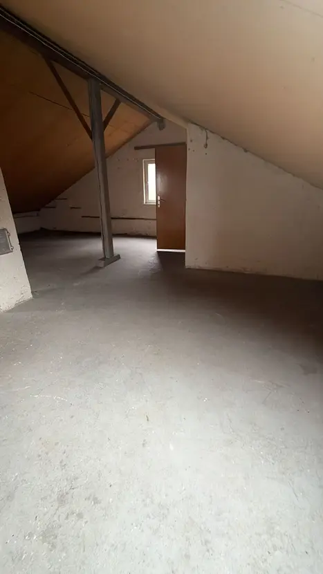 Michaela Hain Immobilien - Wohnung Wohnzimmer mit großer LED, Balkonblick