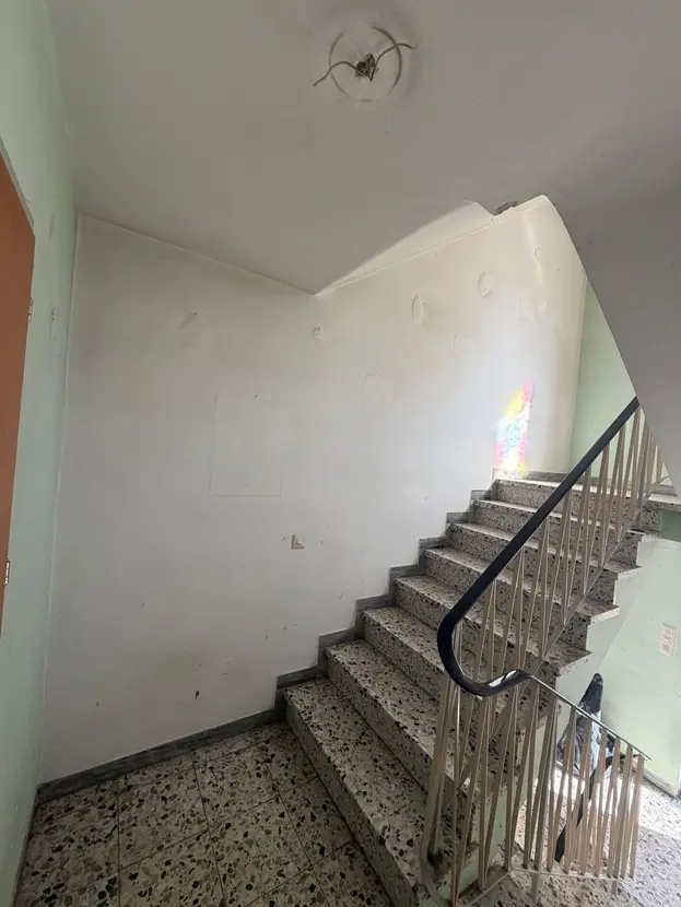 Michaela Hain Immobilien - Wohnung Wohnzimmer mit großer LED, Balkonblick