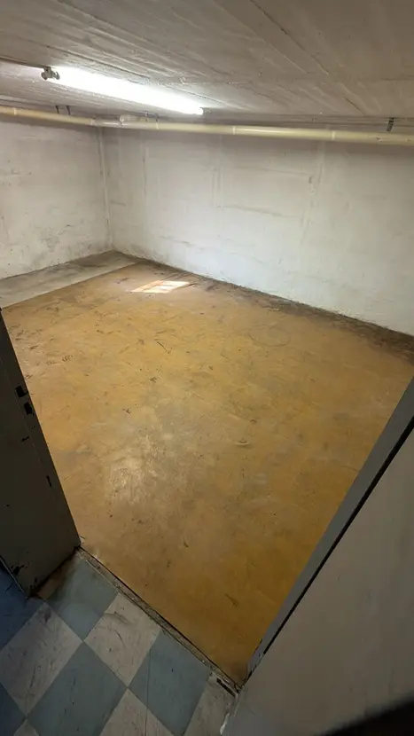 Michaela Hain Immobilien - Wohnung Wohnzimmer mit großer LED, Balkonblick