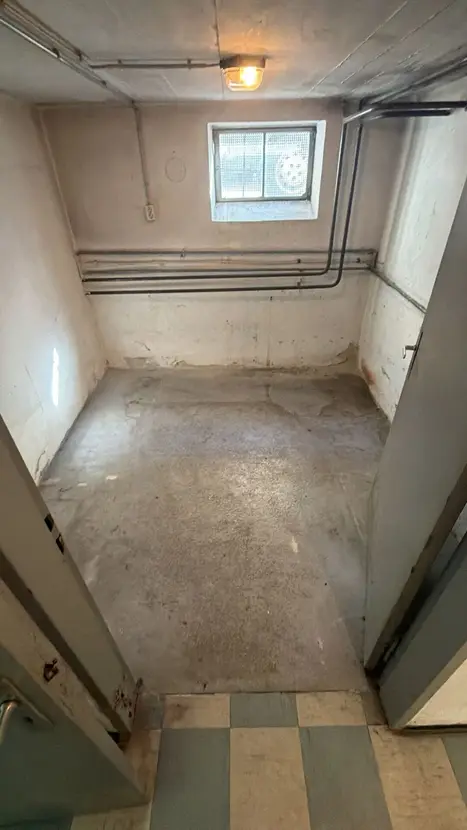 Michaela Hain Immobilien - Wohnung Wohnzimmer mit großer LED, Balkonblick