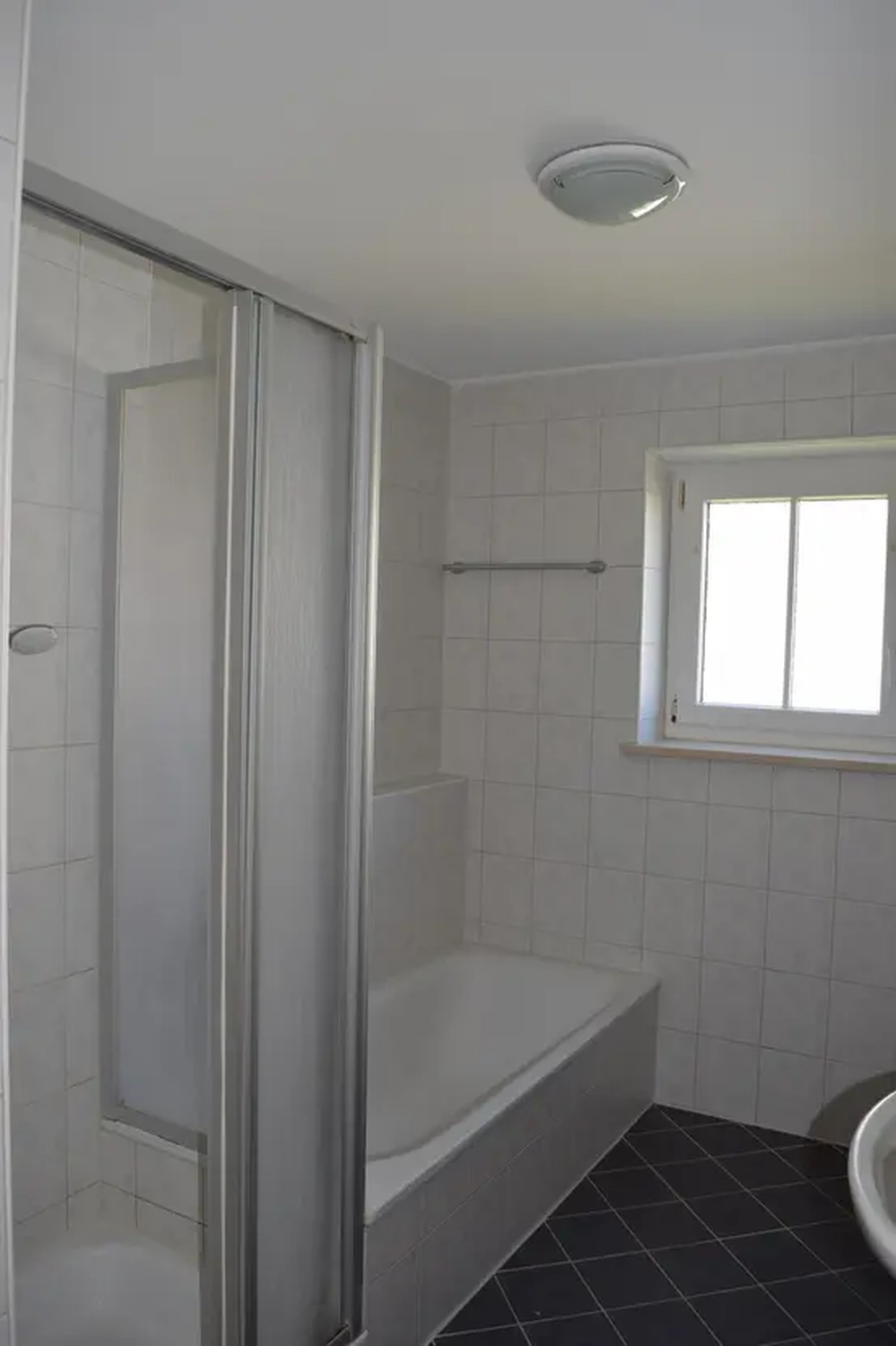 Michaela Hain Immobilien - Badewanne und Waschbecken