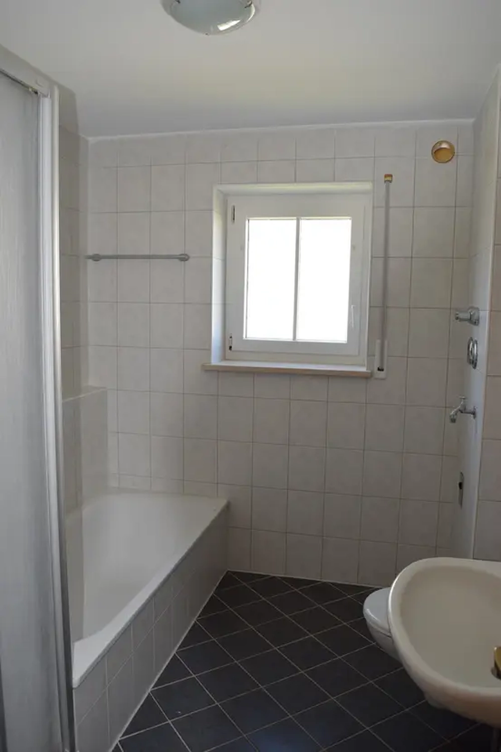 Michaela Hain Immobilien - Badewanne und Waschbecken