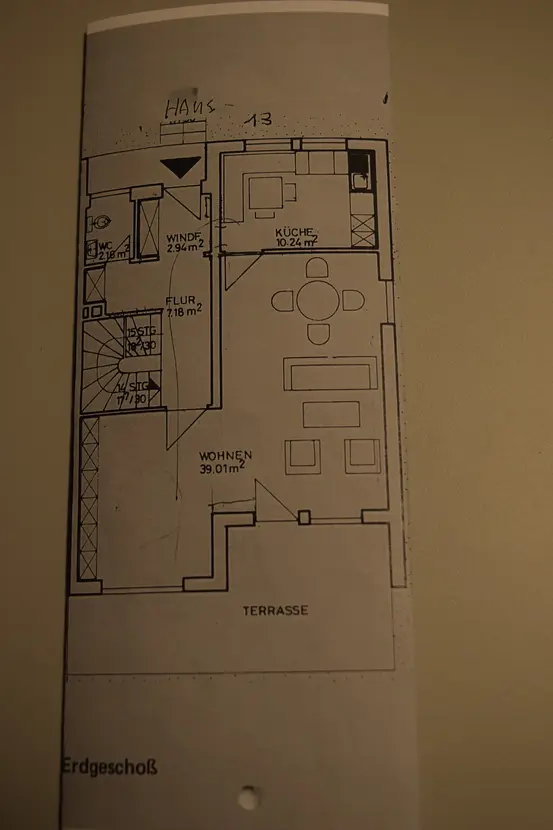 Michaela Hain Immobilien - Wohnung Wohnzimmer mit großer LED, Balkonblick