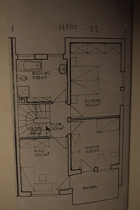 Michaela Hain Immobilien - Wohnung Wohnzimmer mit großer LED, Balkonblick