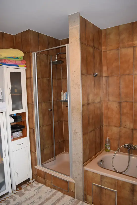 Michaela Hain Immobilien - Wohnung Wohnzimmer mit großer LED, Balkonblick