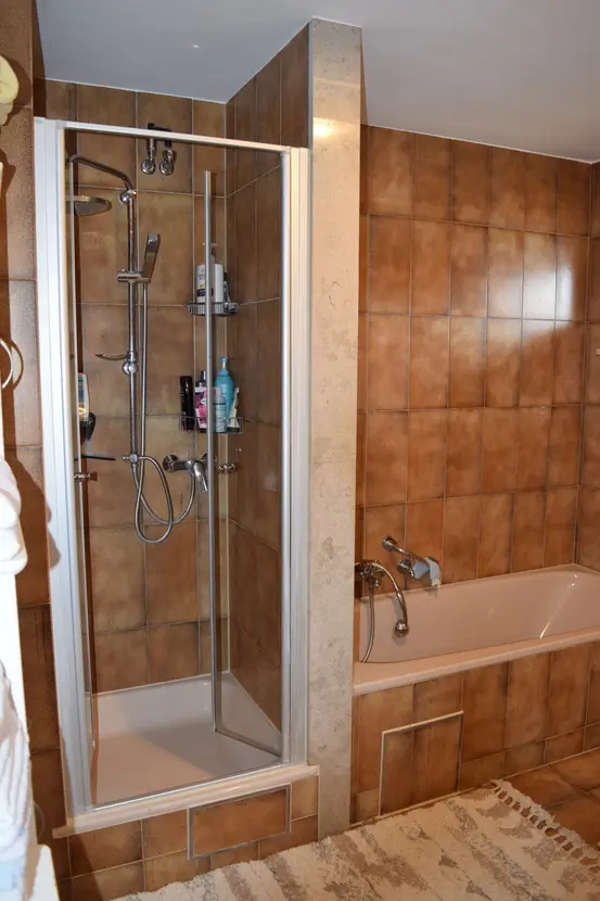 Michaela Hain Immobilien - Wohnung Wohnzimmer mit großer LED, Balkonblick