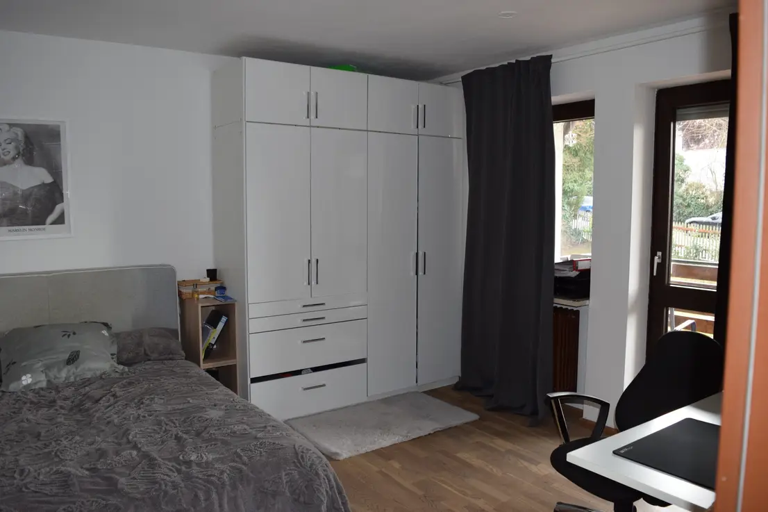 Michaela Hain Immobilien - Wohnung Wohnzimmer mit großer LED, Balkonblick