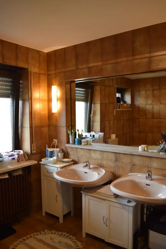 Michaela Hain Immobilien - Wohnung Wohnzimmer mit großer LED, Balkonblick