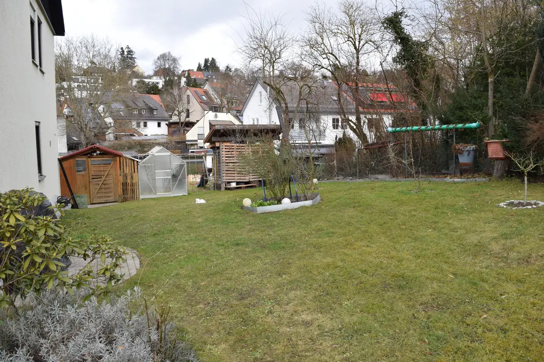 Michaela Hain Immobilien - Wohnung Wohnzimmer mit großer LED, Balkonblick