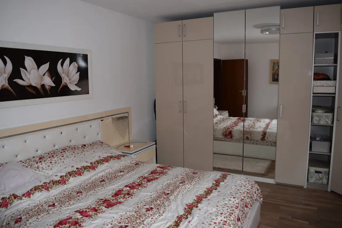 Michaela Hain Immobilien - Wohnung Wohnzimmer mit großer LED, Balkonblick